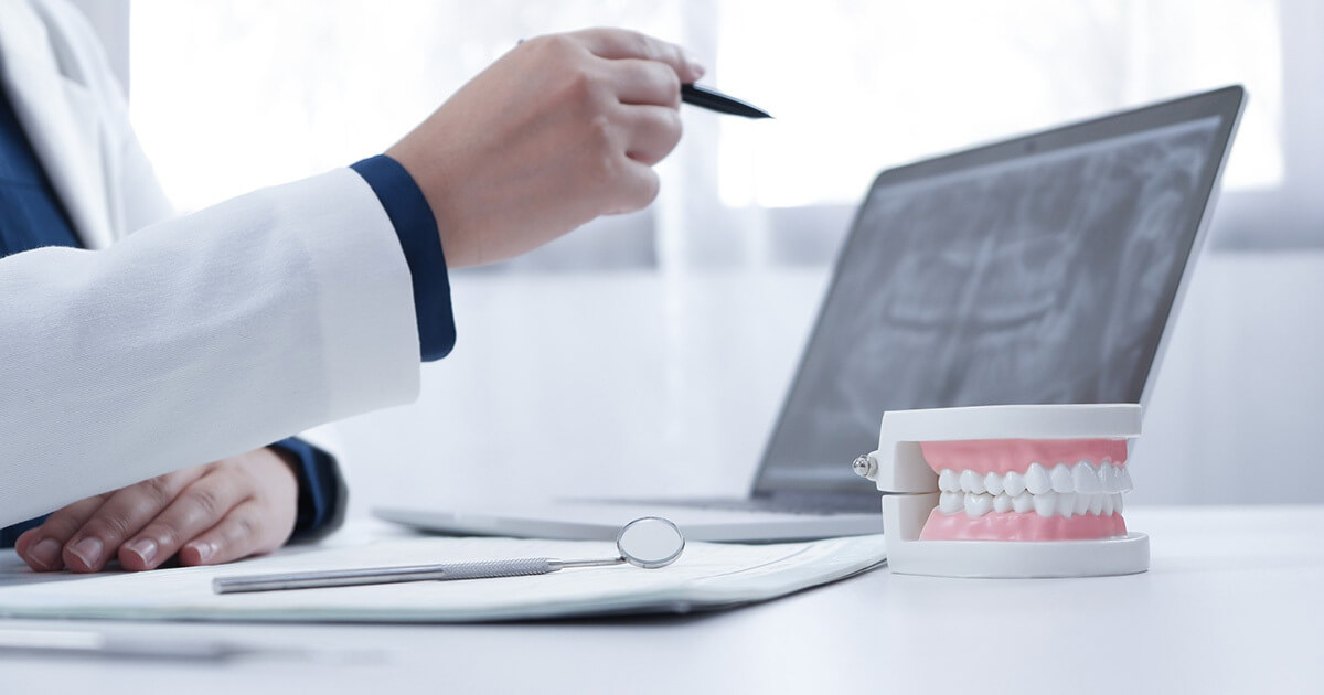 Un profesional estudia la información de un caso dental